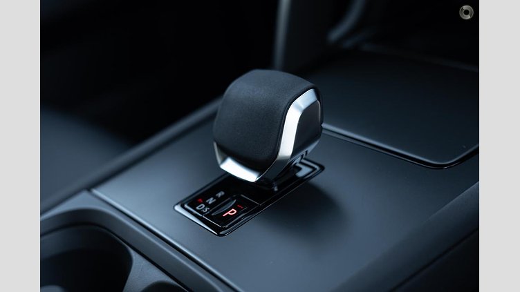 2024 New Land Rover Discovery Sport Santorini Black P300e Petrol Plug-in Hybrid Standard Wheelbase Dynamic SE