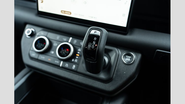 2025 Approved Land Rover Defender 110 Fuji White D350 Diesel Mild Hybrid X-Dynamic SE