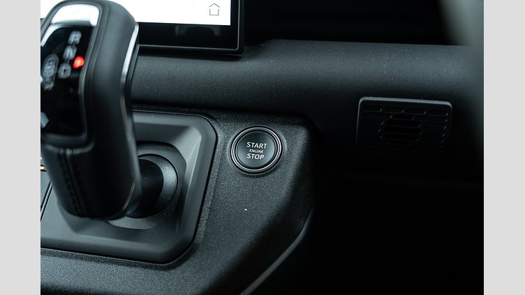 2025 Approved Land Rover Defender 110 Fuji White D350 Diesel Mild Hybrid X-Dynamic SE