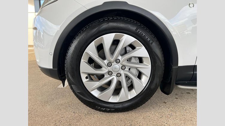 2024 Approved Land Rover Discovery Fuji White Gear Shift Paddles behind Steering Wheel Series 5 L462 24MY D300