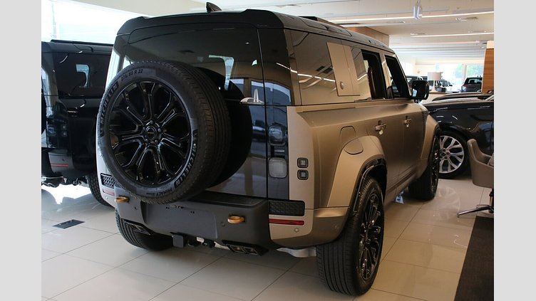 2025 New Land Rover Defender OCTA Petra Copper P635 Petrol V8 Mild Hybrid 