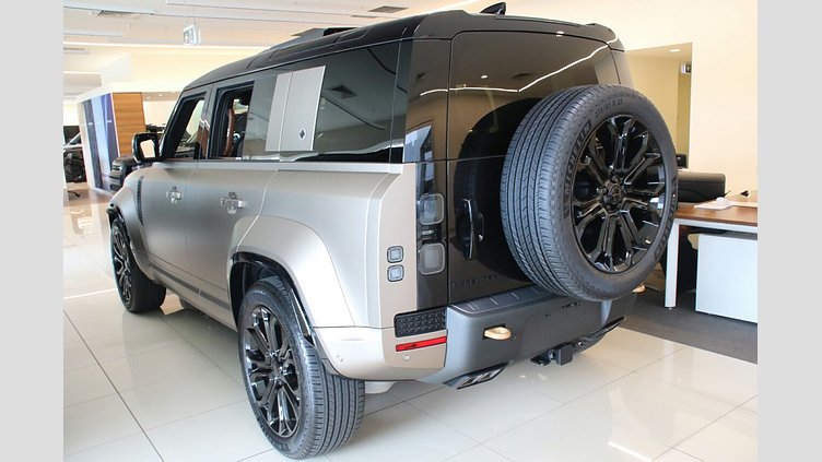2025 New Land Rover Defender OCTA Petra Copper P635 Petrol V8 Mild Hybrid 